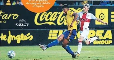  ??  ?? DEFINICIÓN. Momento en el que el “Choco” Lozano define a los 54 minutos el gol del triunfo del Cádiz frente al Huesca.