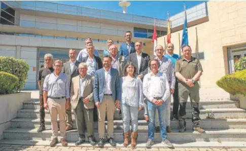  ?? // JCCM ?? Fotografía de todos los asistentes a la reunión entre la Junta y las organizaci­ones agrarias y forestales