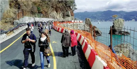  ??  ?? La riapertura Un’immagine scattata ieri che mostra i lavori effettuati sulla strada costiera che raggiunge Portofino Interrotta dallo scorso autunno a seguito di una violenta mareggiata, riaprirà oggi al transito dei veicoli Residenti e commercian­ti speravano che ciò avvenisse prima dell’estate