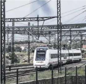  ?? CARLOS GIL ?? Un tren a su entrada en la estación de Cáceres, en una fotografía de archivo.