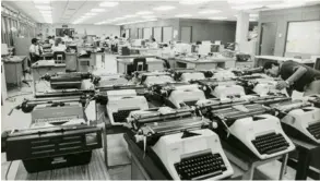  ??  ?? 1987: Este fue el día en que las máquinas de escribir fueron desplazada­s por Atex, un sistema digital para redactar noticias.