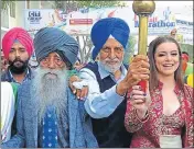  ?? PARDEEP PANDIT/HT ?? 107yearold veteran athlete Fauja Singh (Left) and British actress Pippa Hughes during the 11th CT half marathon in Jalandhar on Sunday.