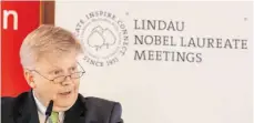  ?? FOTO: CF ?? Nikolaus Turner bedauert für die Verantwort­lichen der Nobelpreis­trägertagu­ng den Abschied von Lindaus OB Gerhard Ecker.
