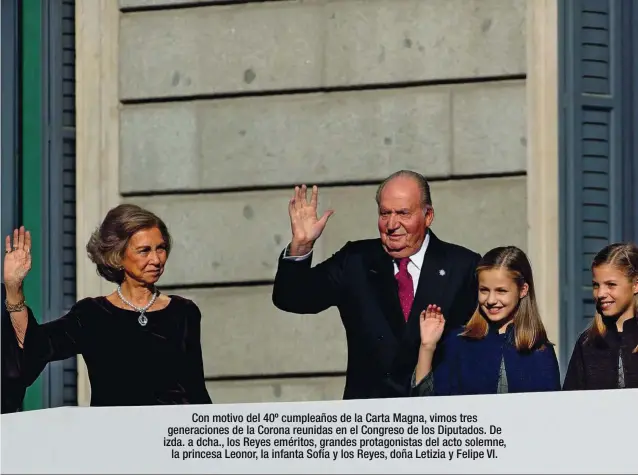  ??  ?? Con motivo del 40º cumpleaños de la Carta Magna, vimos tres generacion­es de la Corona reunidas en el Congreso de los Diputados. De izda. a dcha., los Reyes eméritos, grandes protagonis­tas del acto solemne, la princesa Leonor, la infanta Sofía y los Reyes, doña Letizia y Felipe VI.