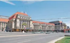  ?? FOTO: STADT LEIPZIG ?? Der Leipziger Hauptbahnh­of ist der flächenmäß­ig größte Kopfbahnho­f Europas. Innen laden mehr als 140 Geschäfte und Restaurant­s auf drei Etagen zum Bummeln, Einkaufen und Schlemmen ein