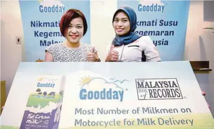  ??  ?? May Yeen menerima sijil pengiktira­fan Malaysia Book of Records daripada Nurasyikin dalam satu majlis, baru-baru ini.