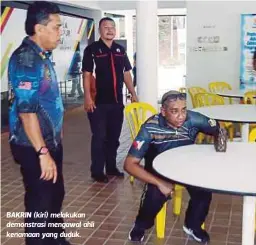  ??  ?? BAKRIN (kiri) melakukan demonstras­i mengawal ahli kenamaan yang duduk.