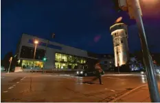  ?? Foto: Marcus Merk ?? Beim Überqueren der Bahnhofstr­aße in Gersthofen wurde Peter Bircks im Dunklen von einem Auto erfasst.