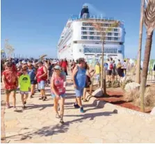  ?? EDDY VITTINI ?? Crucerista­s caminando en el Puerto Cabo Rojo.