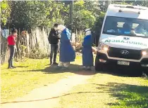  ??  ?? Momento en que una ambulancia fue a buscar a los enfermos en el asentamien­to 24 de Agosto de Villeta.