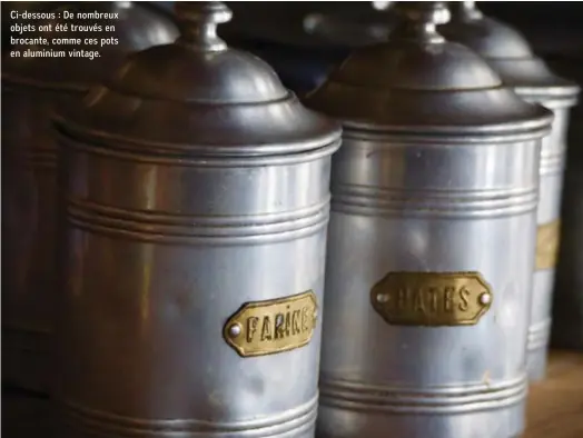  ??  ?? Ci-dessous : De nombreux objets ont été trouvés en brocante, comme ces pots en aluminium vintage.