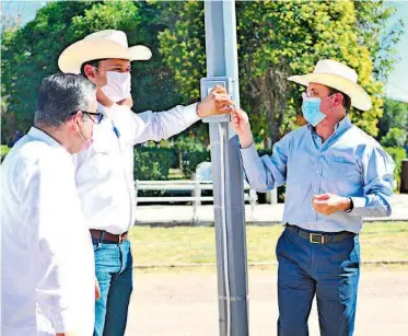  ?? /CORTESÍA ?? Entregó el gobernador, José Rosas Aispuro Torres, la barda perimetral de una escuela primaria y 72 luminarias LED, en Peñón BLANCO.