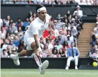  ?? AP ?? El suizo Roger Federer devuelve la pelota al alemán Jan-Lennard Struff durante su partido de individual­es masculino.