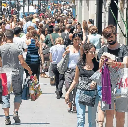  ?? ROSER VILALLONGA / ARXIU ?? La capacitat de compra de les famílies s’ha enfonsat amb la crisi