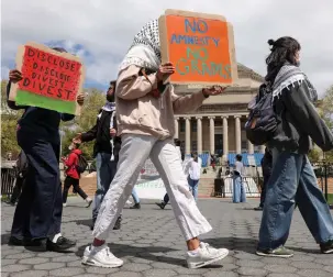  ?? (Caitlin Ochs/Reuters) ?? INDEPENDEN­T STUDENT workers supporting Palestinia­ns hold a march at the main campus as protests continue at Columbia University yesterday.