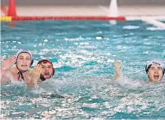  ?? FOTO: ZOLTAN LESKOVAR ?? Da kochen die Emotionen hoch: Nick Möller und Nils Illinger regen sich auf, Übeltäter Remi Saudadier wird mit einer „Rolle“bestraft.