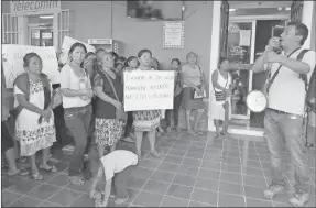  ??  ?? Acompañado de decenas de antorchist­as, tanto de la cabecera municipal, como de las comisarías, Pável Calderón Sosa, dirigente de la agrupación en la zona, acudió ayer al Palacio Municipal de Peto, cerca de 10 de la mañana, en busca del alcalde Jaime...