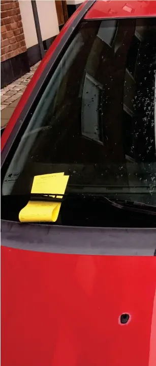  ??  ?? En gul parkerings­bot under vindruteto­rkaren. Det har blivit en vanligare syn i Laholm. I fjol delade parkerings­vakten ut 731 sådana.