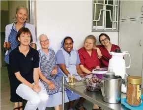  ?? FOTO: AUGUSTINUS-KLINIKEN ?? Andrea KuckertWös­theinrich (v.li.) genießt die Pause mit ihren Kolleginne­n im Pflegeheim eines Salvatoria­nerinnen-Ordens in Palästina.