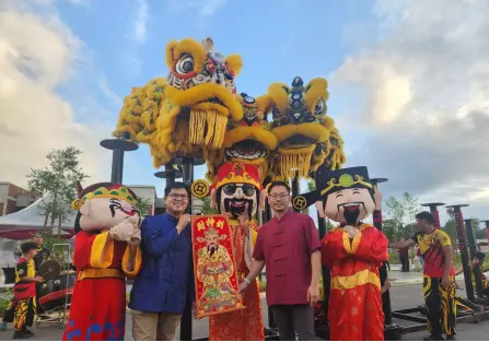  ?? ?? Dr Yeo (second left) and Kho (second right) in a photo call with the lion dance troupe at the launching of the SOL Estate Phase 2 show village.