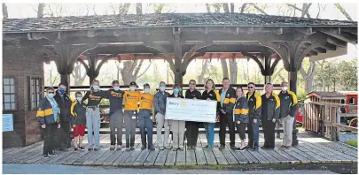  ?? RIVERVIEW PARK AND ZOO ?? Rotary Club of Peterborou­gh Kawartha members and zoo representa­tives display the cheque for $25,000, a commitment of support by the club to sponsor a coach for the park and zoo’s new miniature train.