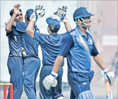  ?? PTI ?? As soon as the match got over MS Dhoni (right), unhappy with the pitch, had a brief chat with the curator.