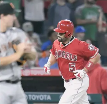  ?? GETTY IMAGES ?? Albert Pujols recorre las bases luego de batear un jonrón para los Angels el sábado contra San Francisco.