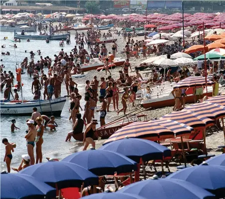  ??  ?? Ombrelloni Un’affollatis­sima spiaggia a Giardini Naxos, in provincia di Messina, in una foto dell’estate 1997 L’autore