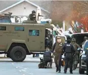  ?? GRANTS PASS DAILY COURIER VIA AP ?? SCOTT STODDARD
Officers aim their weapons at a home during a standoff in Grants Pass, Ore., on Tuesday.