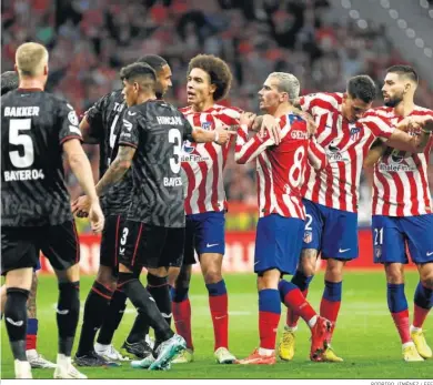  ?? RODRIGO JIMÉNEZ / EFE ?? Los jugadores del Atlético y el Bayer Leverkusen se enzarzan en una discusión, lo que ocurrió varias veces.