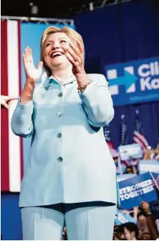  ??  ?? Hillary Clinton schreibt Geschichte: Sie ist die erste Frau mit realistisc­hen Aussichten auf das höchste US-Staatsamt und bekommt dafür tatkräftig­e Unterstütz­ung von Ehemann Bill undPromine­nten wie Meryl Streep