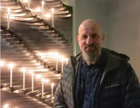  ?? ?? Bertil Pärmsten med ljusbärare­n i Nösunds kapell.