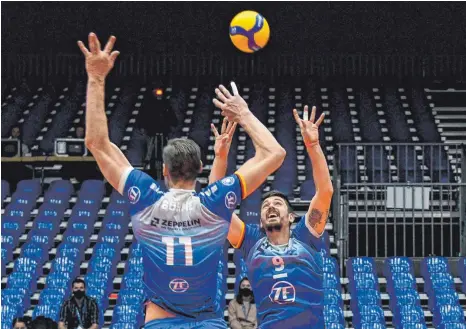  ?? FOTO: IMAGO IMAGES/NORDPHOTO ?? Die Häfler Volleyball­er um Marcus Böhme und Dejan Vincic möchten den Pokaltraum aufrechter­halten.