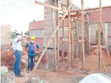  ?? ?? La adquisició­n y construcci­ón de viviendas, uno de los rubros que aumentó el nivel de deuda de los hogares.