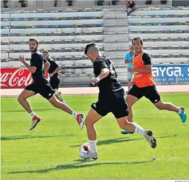  ?? ROMÁN RÍOS ?? Carri conduce el esférico perseguido por sus compañeros Ángel Torres y Bruno Herrero.