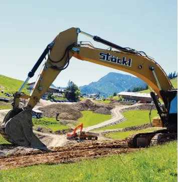  ??  ?? Laut den Initiatore­n des Volksbegeh­rens „Betonflut eindämmen“werden jedes Jahr 4781 Hektar in Bayern, also eine Fläche so groß wie der Ammersee, zugebaut.