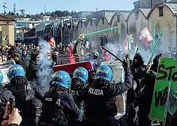  ?? ?? 20 gennaio
Gli scontri fra attivisti e polizia sabato scorso: feriti 10 agenti, 25 manifestan­ti Cinque le denunce