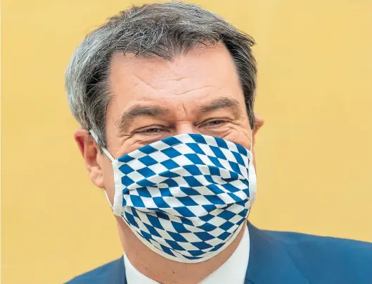  ?? DPA-BILD: KNEFFEL ?? Er macht es und trägt natürlich eine weiß-blaue Maske: Markus Söder, Ministerpr­äsident von Bayern