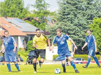  ?? FOTO: SCHERWINSK­I ?? Manuel Frank und der TSV Laichingen (gelb) mussten sich im Derby dem TSV Berghülen klar mit 1:5 geschlagen geben.