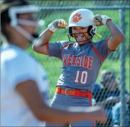  ?? TERRY PIERSON — STAFF PHOTOGRAPH­ER ?? Riverside Poly’s Violet Espin celebrates after delivering a three-run triple during the fourth inning of Friday’s Ivy League game against Temescal Canyon.