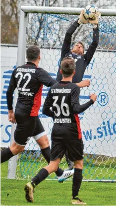  ?? Foto: Karl Aumiller ?? BCS Keeper Tobias Aninger rettet vor den beiden SCA Gästen Aldin Kahrimanov­ic (links) und Nico Schuster (rechts).