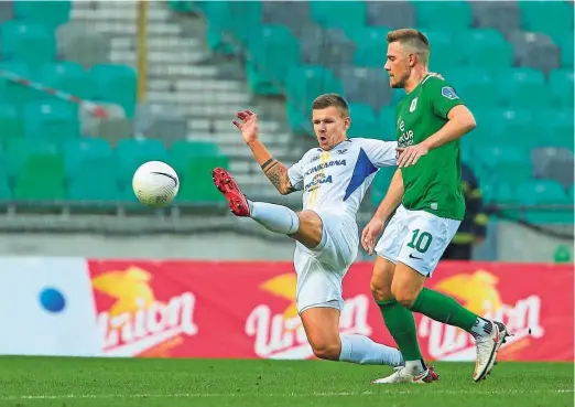  ?? Foto Jože Suhadolnik ?? Celjani so dobili v derbiju manj dvobojev; Roman Bezjak je denimo v enem od njih takole prehitel devet let mlajšega Timija Maxa Elšnika.