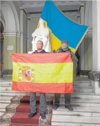  ?? // ABC ?? Dos de los soldados españoles que ya están en Ucrania, con la bandera de su país
