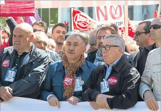  ?? DANI DUCH ?? Josep Maria Álvarez, ayer en Madrid, en su primera manifestac­ión como nuevo secretario general de la UGT, junto a Ignacio Fernández Toxo