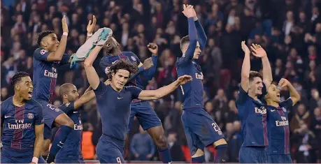  ?? AFP ?? L’esultanza dei giocatori del Psg a fine partita: dopo il 4-0 in casa, i parigini «vedono» i quarti di finale di Champions League