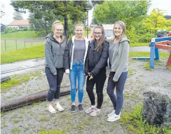  ?? FOTOS: GEMPP ?? Stefanie Kiechle, Annalena Oberhofer, Nina Strauss und Corinna Stier haben vor knapp zwei Monaten richtig reagiert und bei einem Unfall auf dem Schulhof erste Hilfe geleistet. Hier stehen die vier Zehntkläss­lerinnen an der Stelle, an der das Auto der...