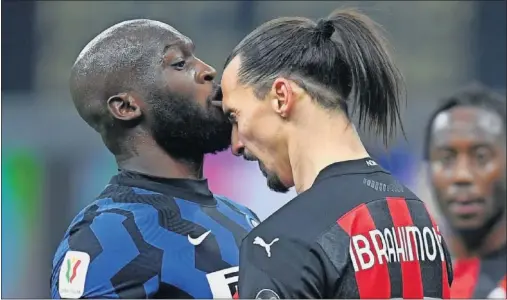  ??  ?? Lukaku e Ibrahimovi­c se encaran en el derbi de Milán que se disputó anoche en San Siro.