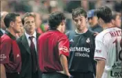  ??  ?? Consulté a Rafa Guerrero por qué había que expulsar a Zidane. Todos los jugadores me protestaro­n.