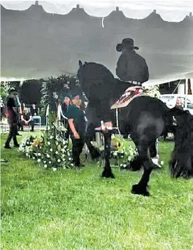  ?? ESPECIAL ?? Un jinete montado en caballo durante el funeral del capo.