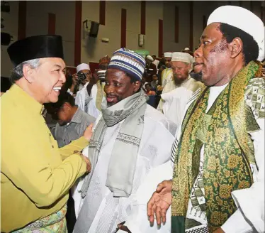  ??  ?? Meeting of minds: Dr Ahmad Zahid with a few participan­ts after the closing ceremony of the Internatio­nal Conference of Ulama.